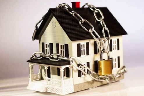 Накладення арешту на спільне майно подружжя